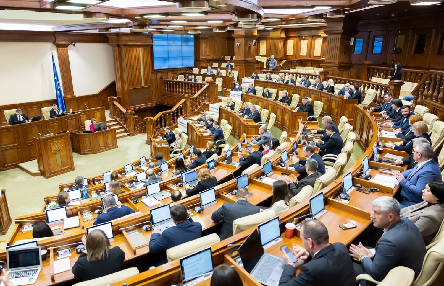 Parlamentul mulțumește României pentru ajutorul în gestionarea situației critice de pe Nistru și acuză Rusia de criza ecologică și umanitară din R. Moldova