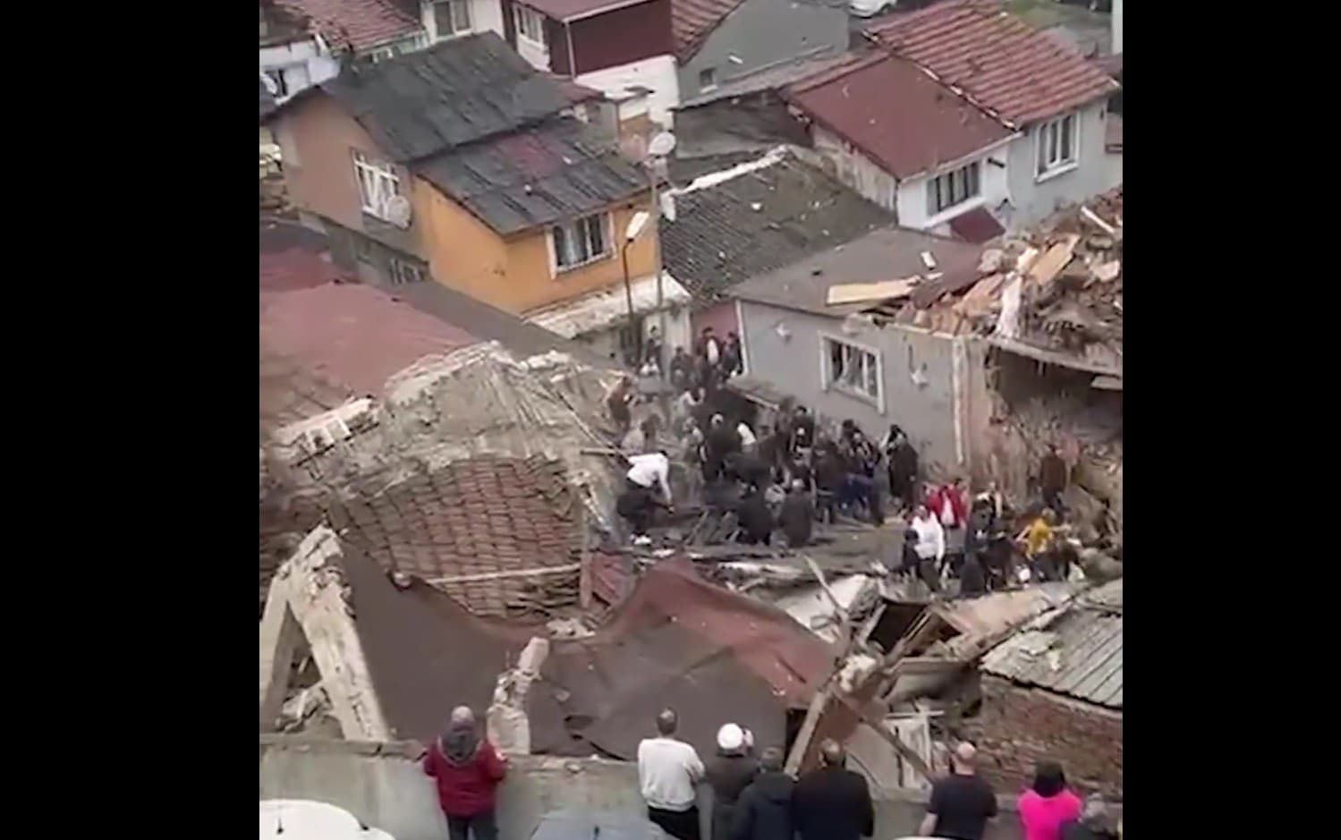 Explozie în districtul Fatih al Istanbulului. Două clădiri s-au prăbuşit. Trei persoane au fost scoase de sub dărâmături şi transportate la spital