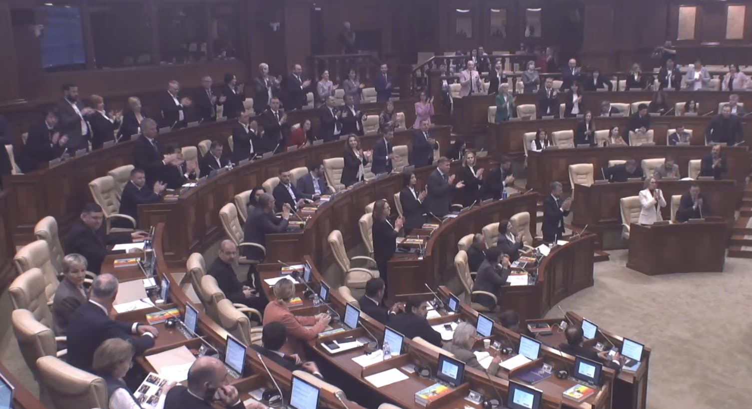Aplauze în Parlament pentru România, la 108 ani de la actul Unirii Basarabiei. Igor Grosu: Fiecare dintre noi a simțit sprijinul constant al României
