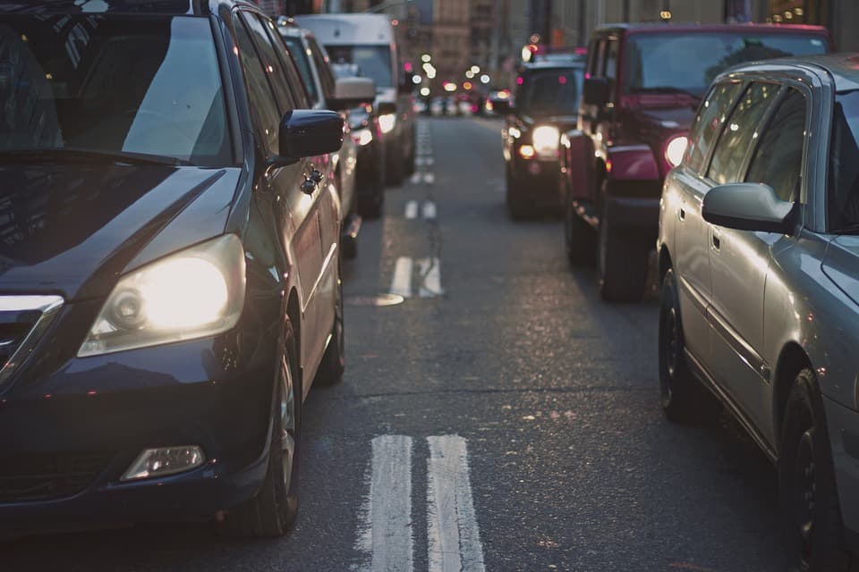 De mâine, șoferii nu vor mai fi obligați să circule cu farurile aprinse ziua