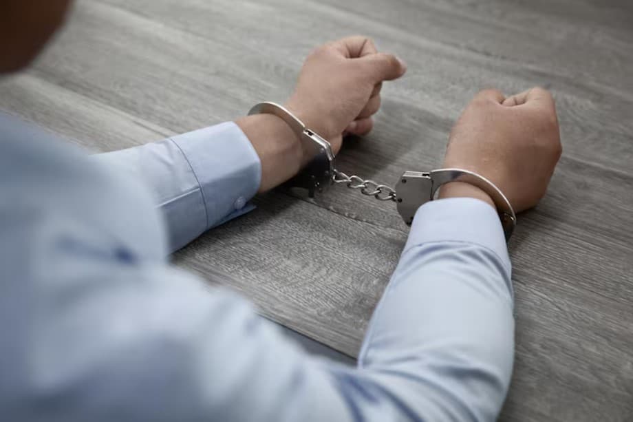 Dosarul mitei de 400 de mii de dolari pentru o decizie favorabilă într-o cauză penală // Un procuror și trei polițiști, reținuți