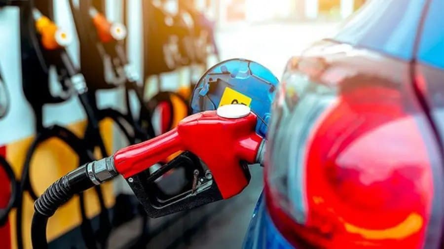 Noi scumpiri la carburanți! Cât vom plăti joi pentru un litru de benzină și motorină