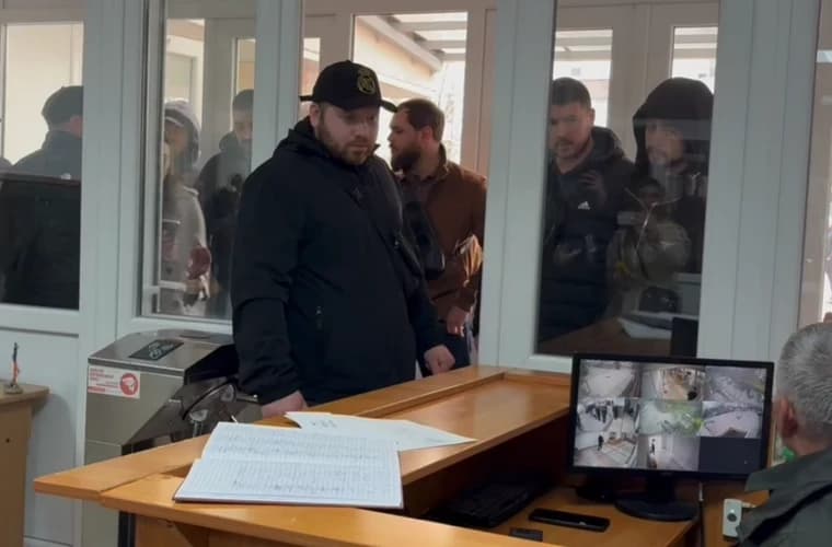 Dosarul mitei de 400 mii de dolari // Reacția MAI la protestul ofițerilor INI în fața Judecătoriei Ciocana