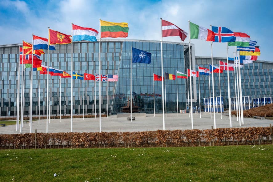 Reuters: Furia lui Trump în legătură cu Iranul aruncă NATO într-o nouă criză. Oficialii europeni sunt mai pesimişti cu privire la viitorul alianţei