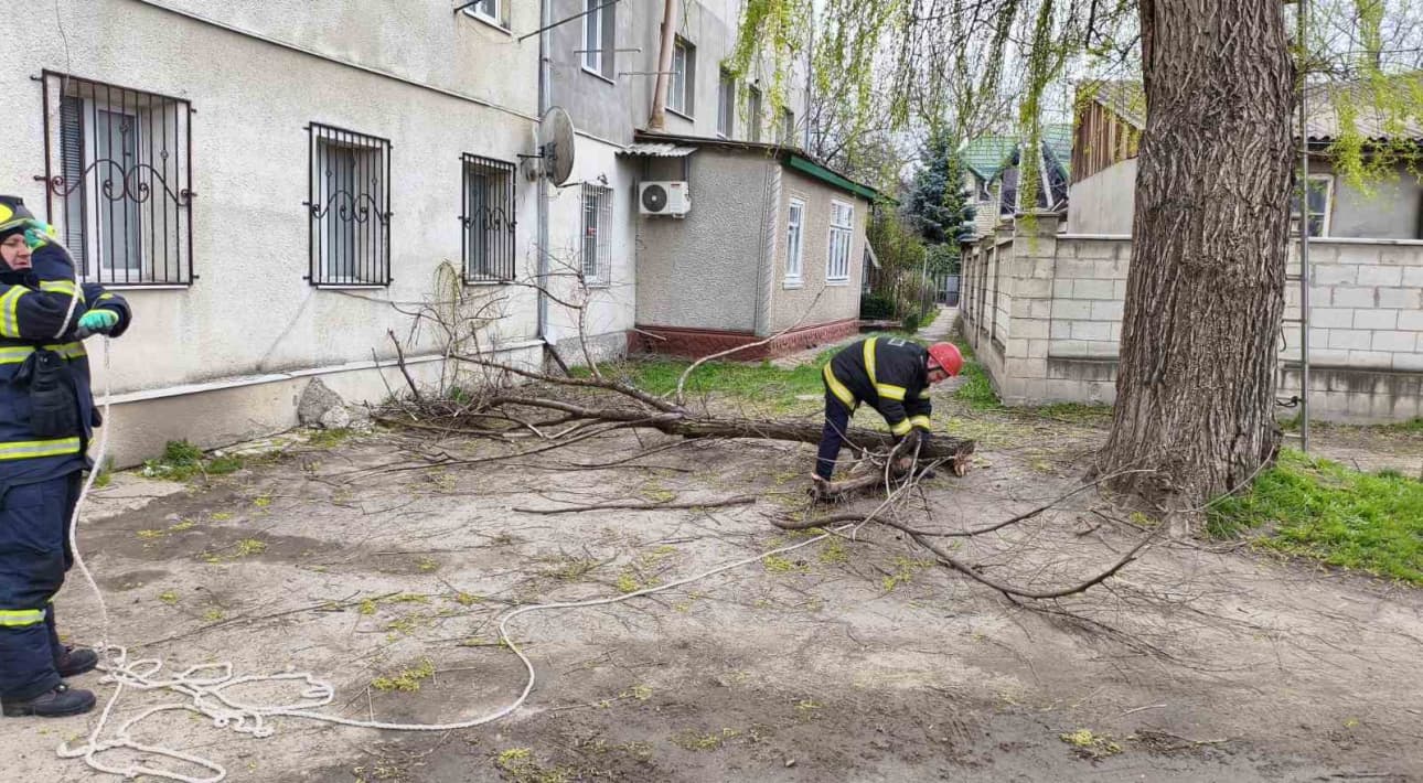 FOTO // Cod galben de vânt! Salvatorii IGSU au intervenit în mai multe localități