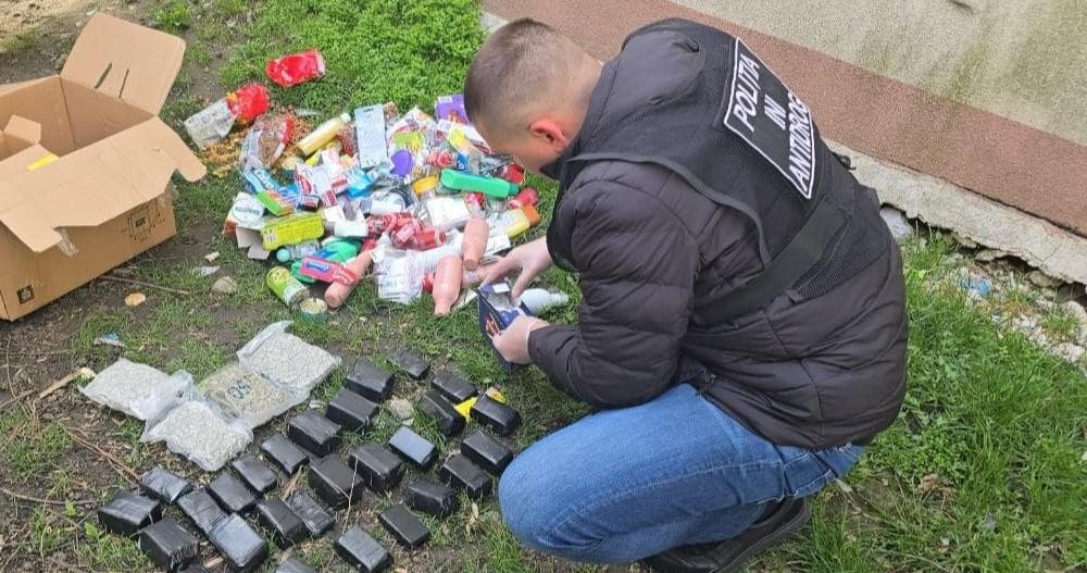 VIDEO // Peste 10 kilograme de droguri, mascate în dulciuri, panettone și paste din Spania, capturate de oamenii legii