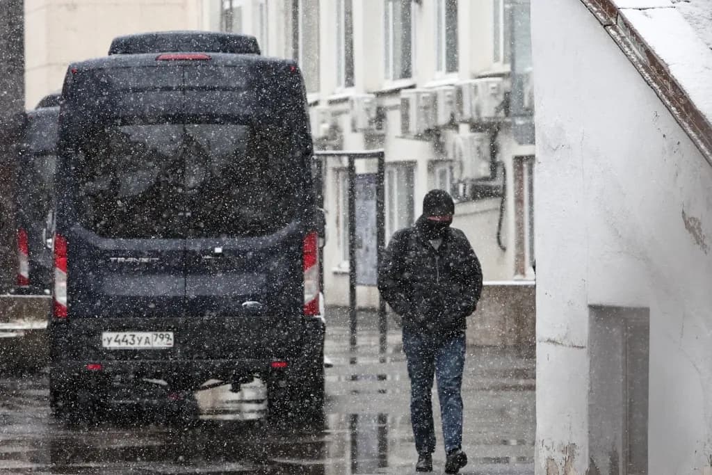 Mascații au descins la sediul publicației ruse independente Novaia Gazeta din Moscova