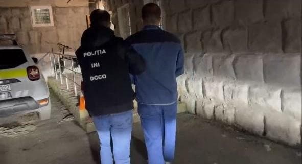 VIDEO // Trafic de droguri pe ruta Polonia–R. Moldova. Un tânăr, reținut cu un kilogram de „sare” ascuns într-un colet