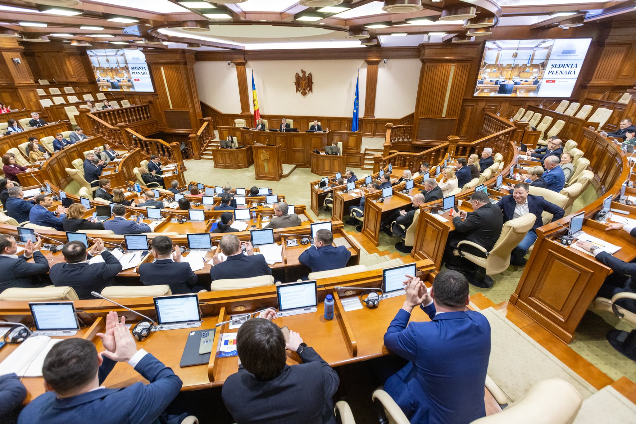 Deputat: Nu putem tolera ca traseiștii să conducă lucrurile în Parlament