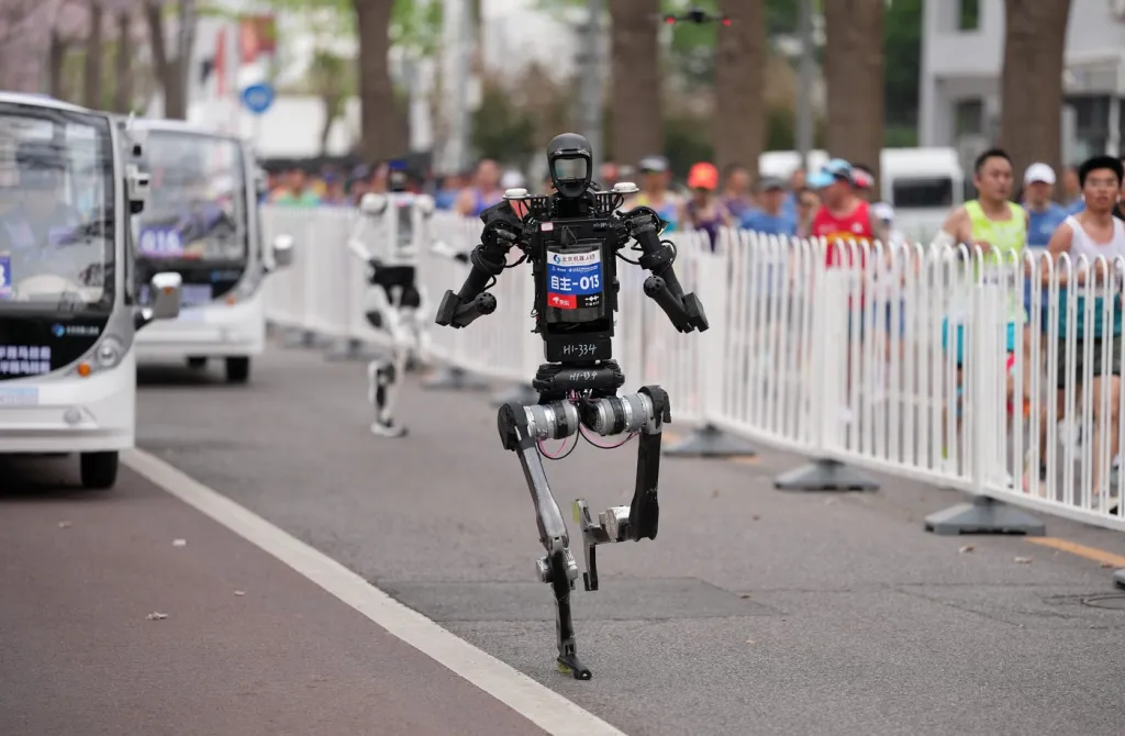 VIDEO // „Terminator”, versiunea Usain Bolt. Cursa în care roboții au învins oamenii, cu un record de viteză