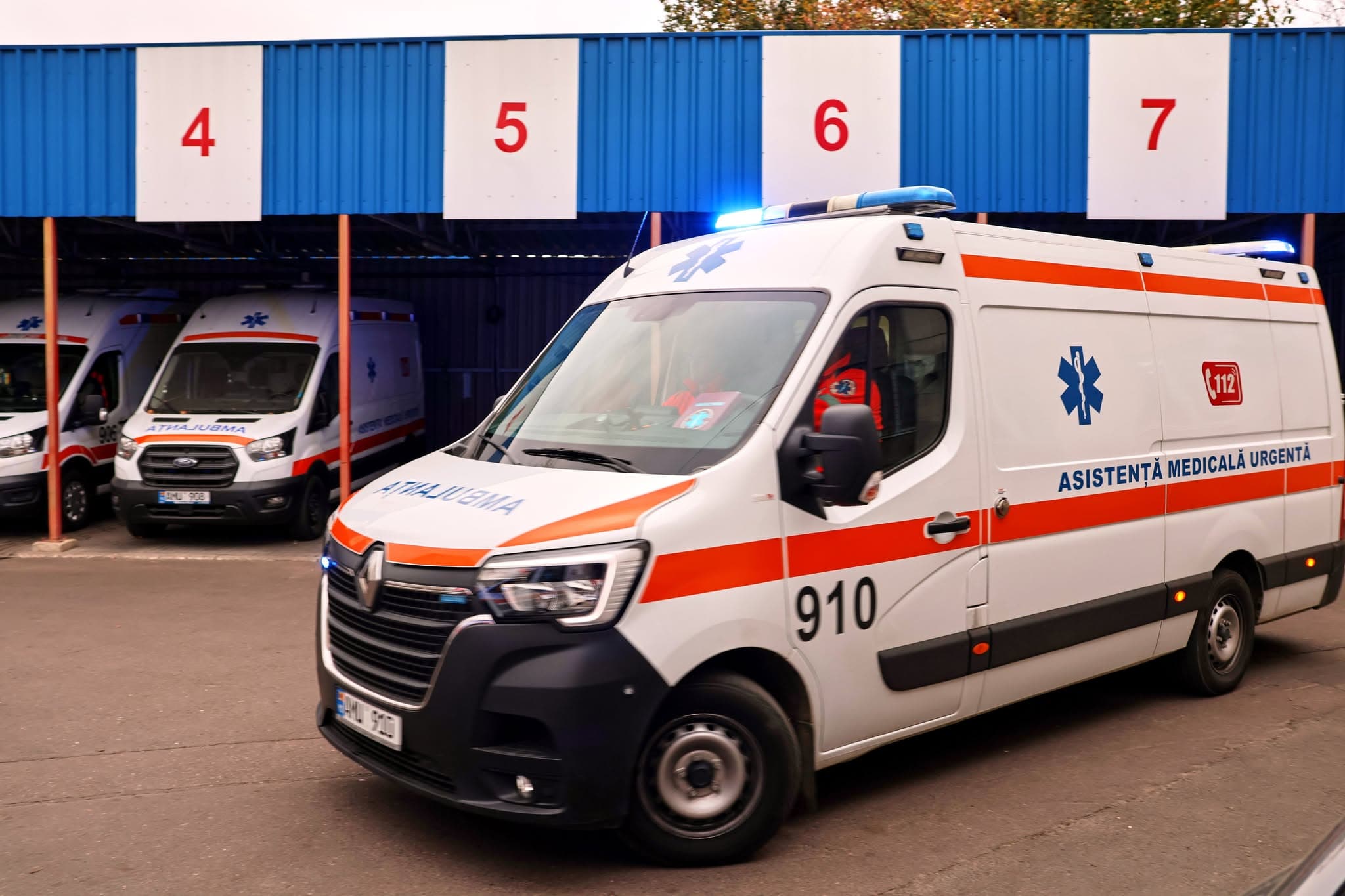 Val de intervenții medicale la cimitire. Mai multe persoane, transportate de urgență la spital