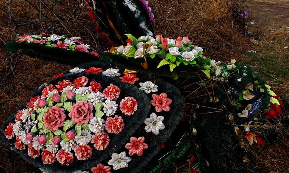 Ministru: Comercializarea coroanelor funerare din plastic va fi limitată
