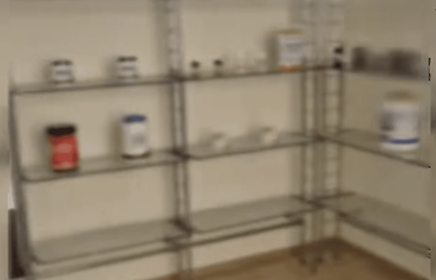 VIDEO // Vindea droguri sub paravanul unei afaceri cu suplimente pentru slăbit. Un bărbat din Chișinău, reținut