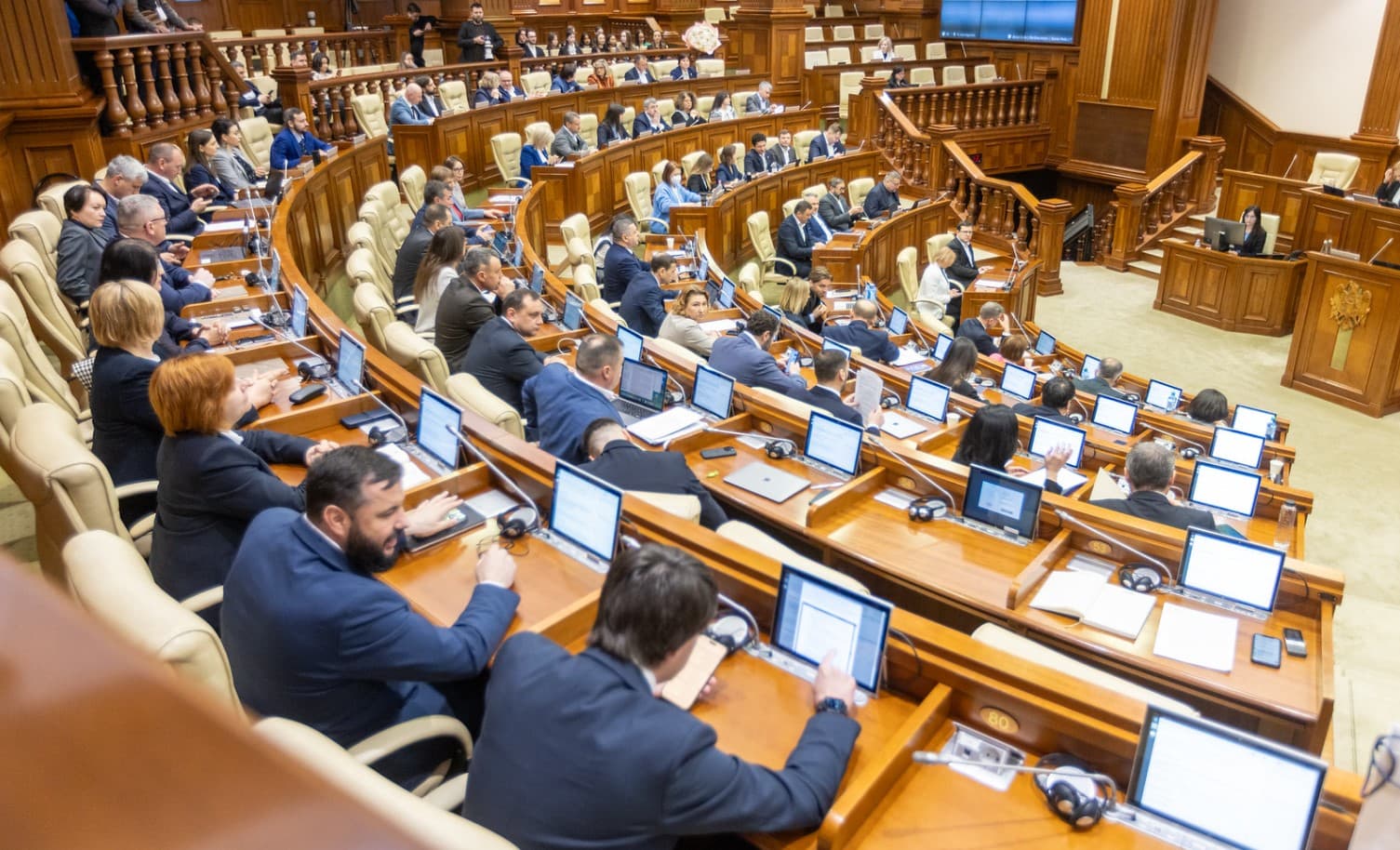 LIVE // Ședința Parlamentului din 24 aprilie. Premierul Alexandru Munteanu, așteptat în plen
