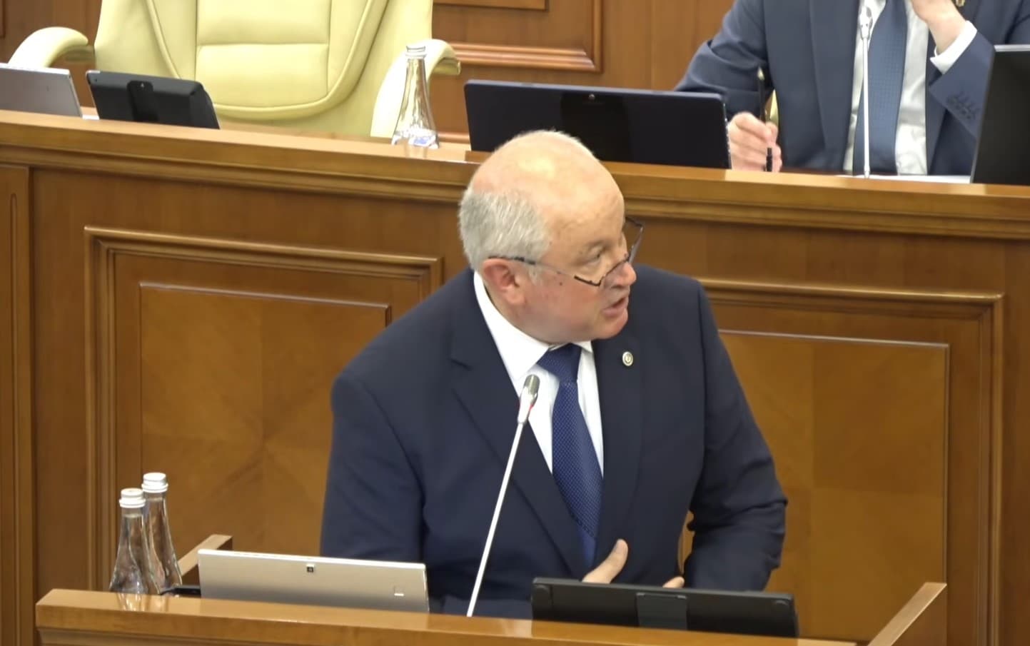 Alexandru Munteanu, în Parlament: Guvernul va continua să aplice măsurile necesare pentru protejarea cetățenilor și a economiei