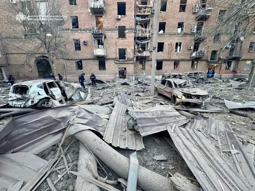 Cel puţin doi morţi şi 21 de răniţi în Ucraina, într-un atac rus la Dnipro. Cinci persoane s-ar putea afla în continuare sub dărâmături. Zelenski anunţă patru morţi şi 30 de răniţi în întreaga Ucraină. Un rănit într-un atac cu dronă în Kursk