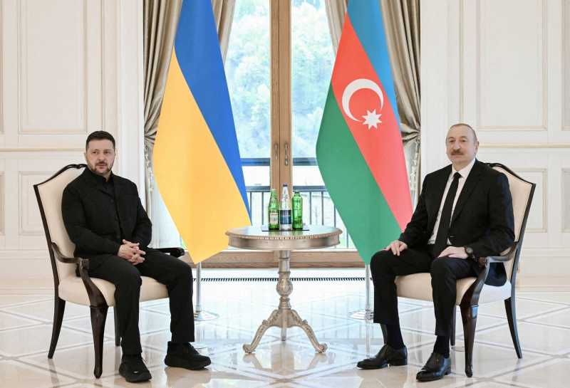 În vizită în Azerbaidjan, Zelenski anunță consolidarea cooperării în domeniile securității și energiei