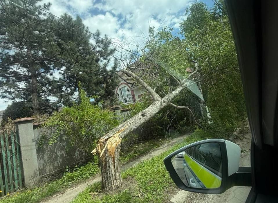 Peste 120 de localități au rămas fără lumină. Zeci de mii de oameni, afectați de vântul puternic