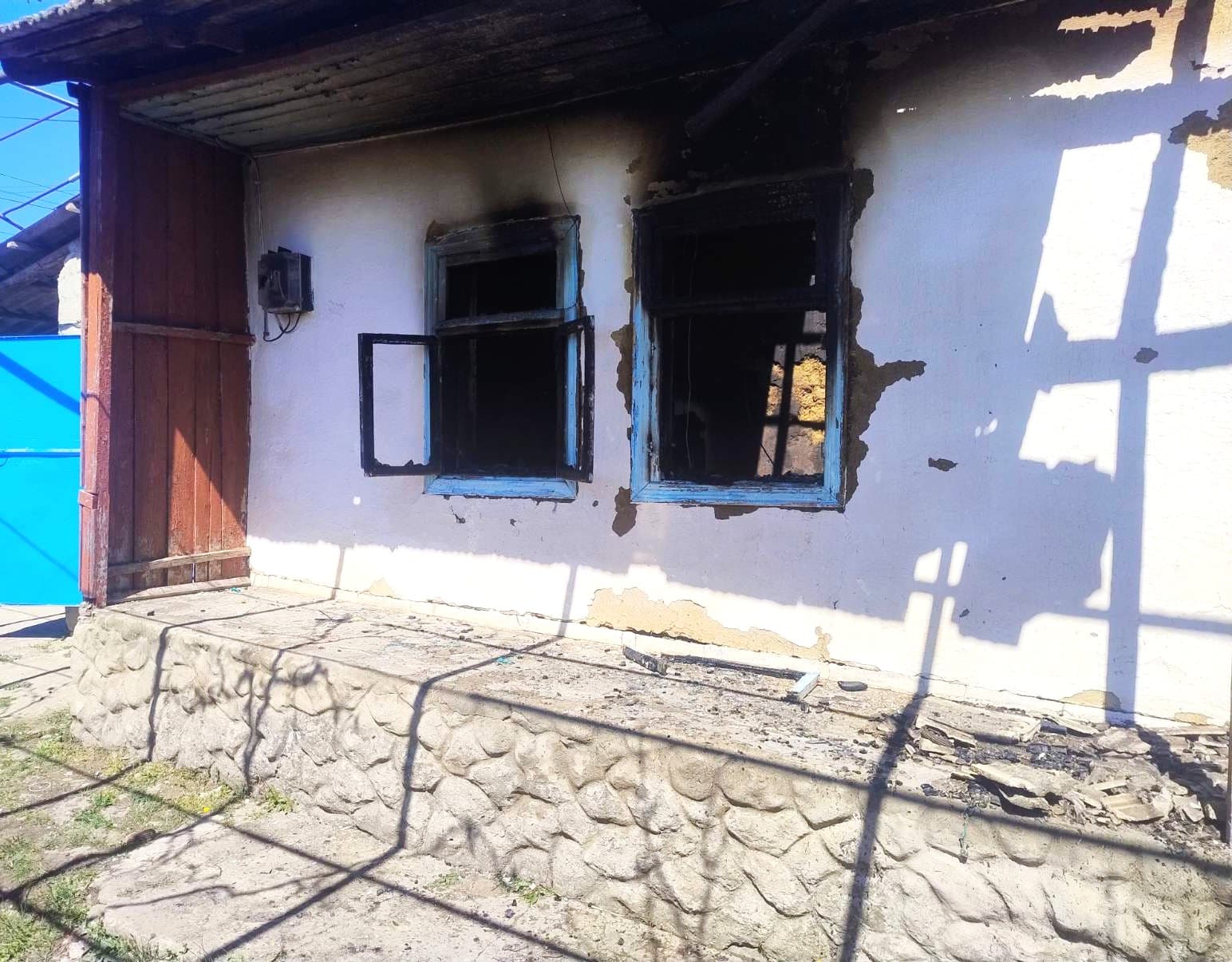 FOTO // Fumatul i-a distrus casa și sănătatea. Un bărbat din Ialoveni a ajuns la spital, după incendiul provocat de o țigară