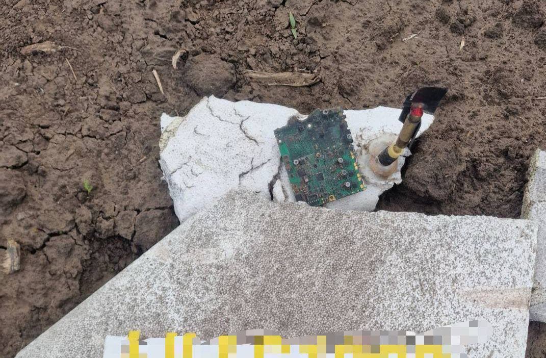 FOTO // Alertă la Telenești. Bucăți de dronă, găsite pe un câmp din Băneștii Noi