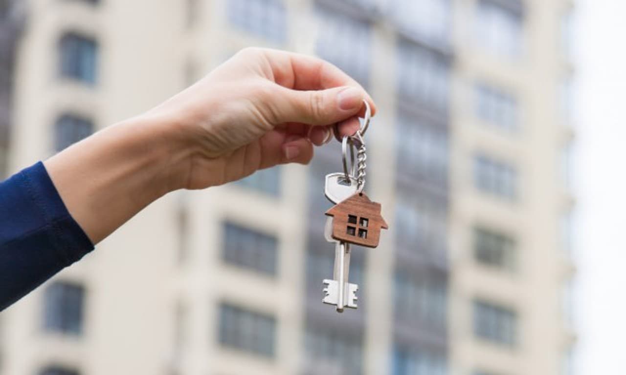 Au ucis o tânără ca să-i vândă apartamentul. Doi pușcăriași, condamnați la ani grei de închisoare
