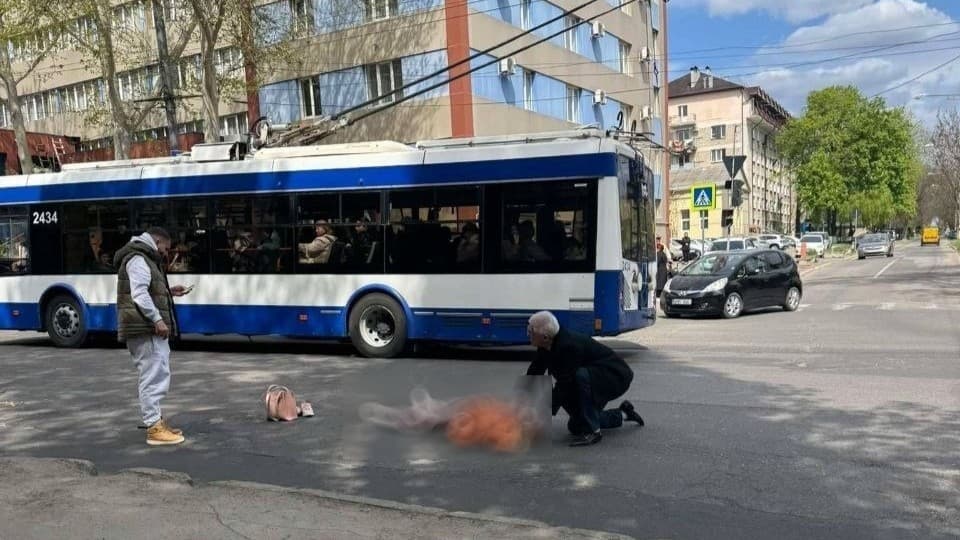 Chișinău // O pensionară, lovită de un BMW pe trecerea pentru pietoni