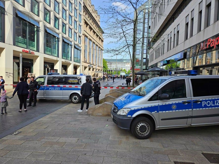 Două persoane au murit după ce o maşină a intrat în mulţime în oraşul german Leipzig. Suspectul a fost reţinut