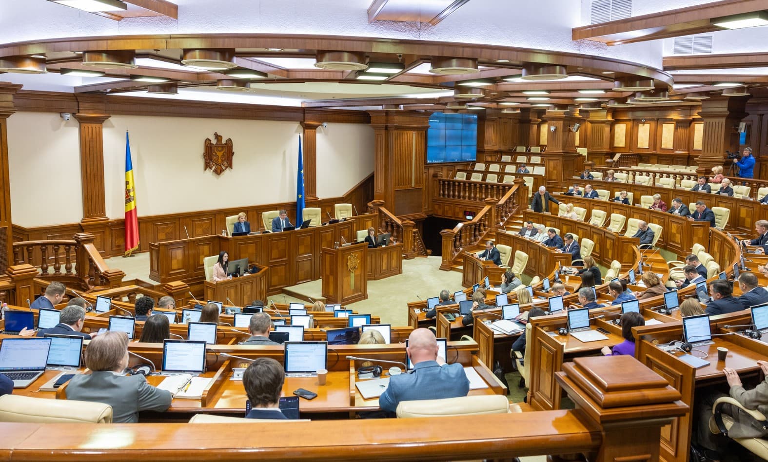Parlamentul se întrunește joi în ședință plenară. Numirea unui nou director la ANRE, pe agendă