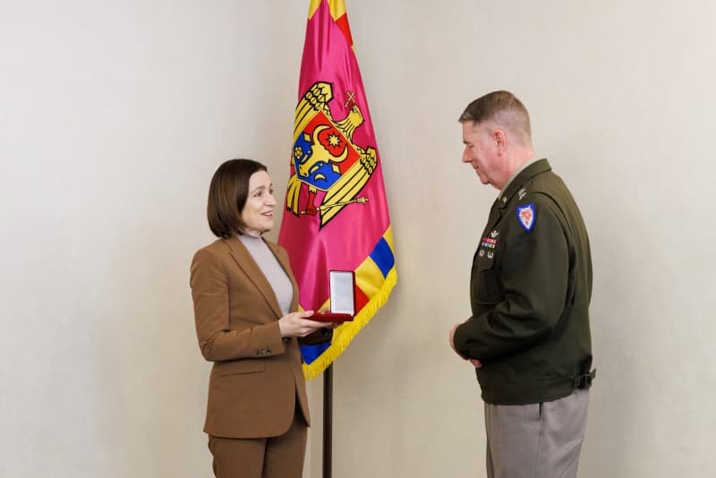 Generalul american Todd Hunt, decorat de președintele Maia Sandu cu Ordinul de Onoare