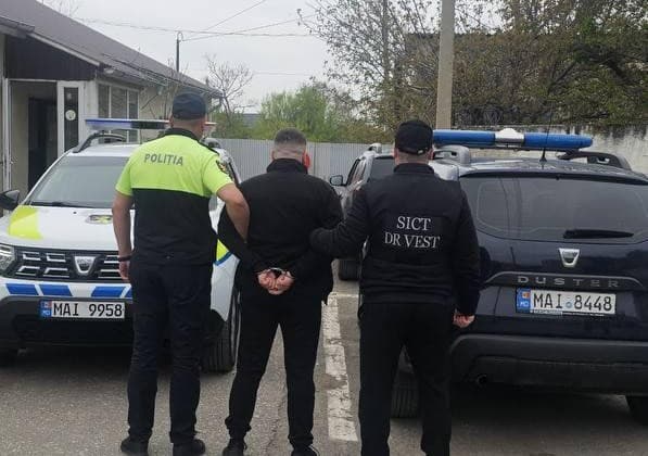 VIDEO // Ar fi organizat migrația ilegală în UE a cinci persoane din Asia și Africa. Membrul unei grupări criminale organizate, arestat