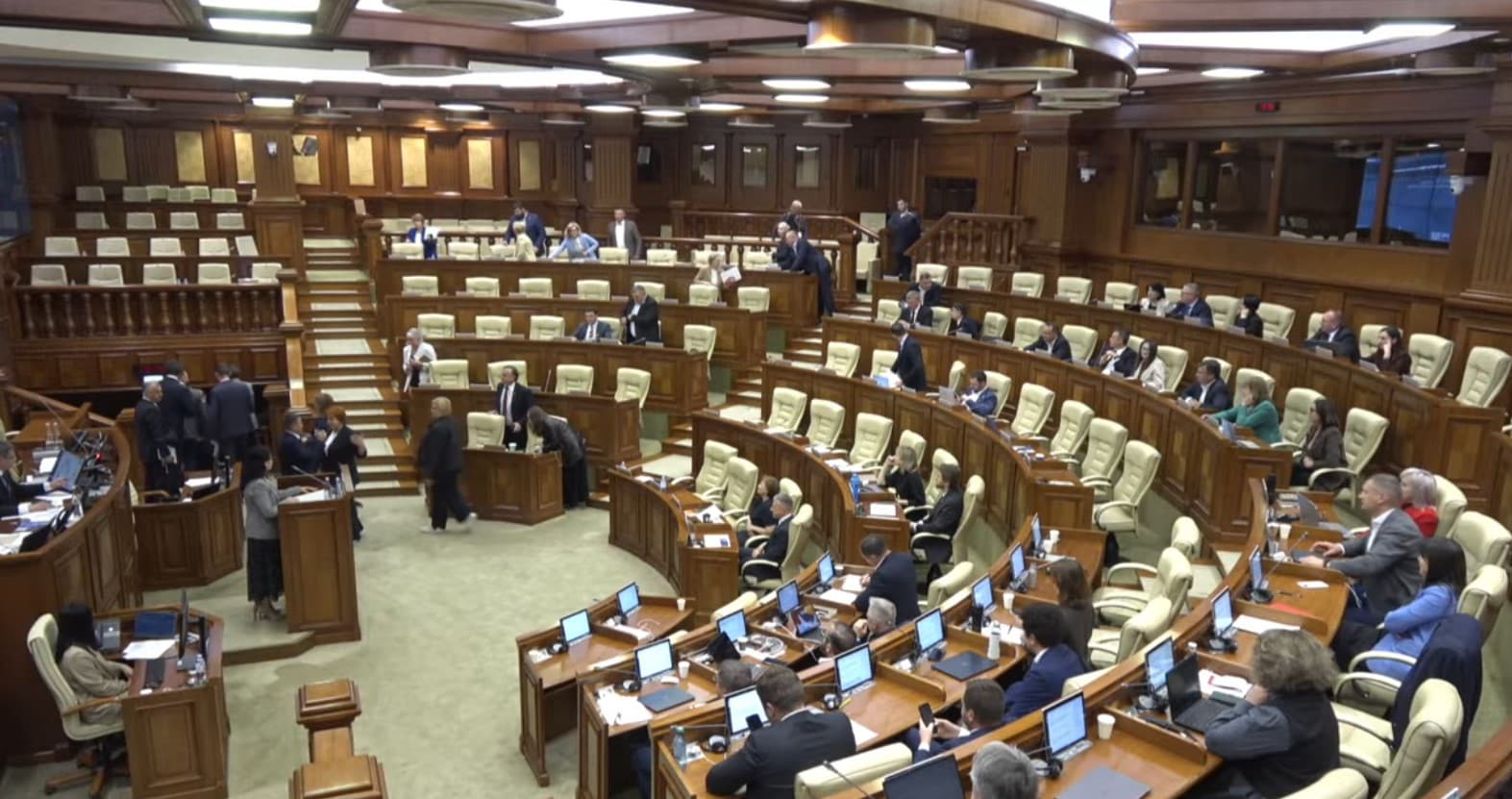 Opoziția a părăsit ședința plenară a Parlamentului