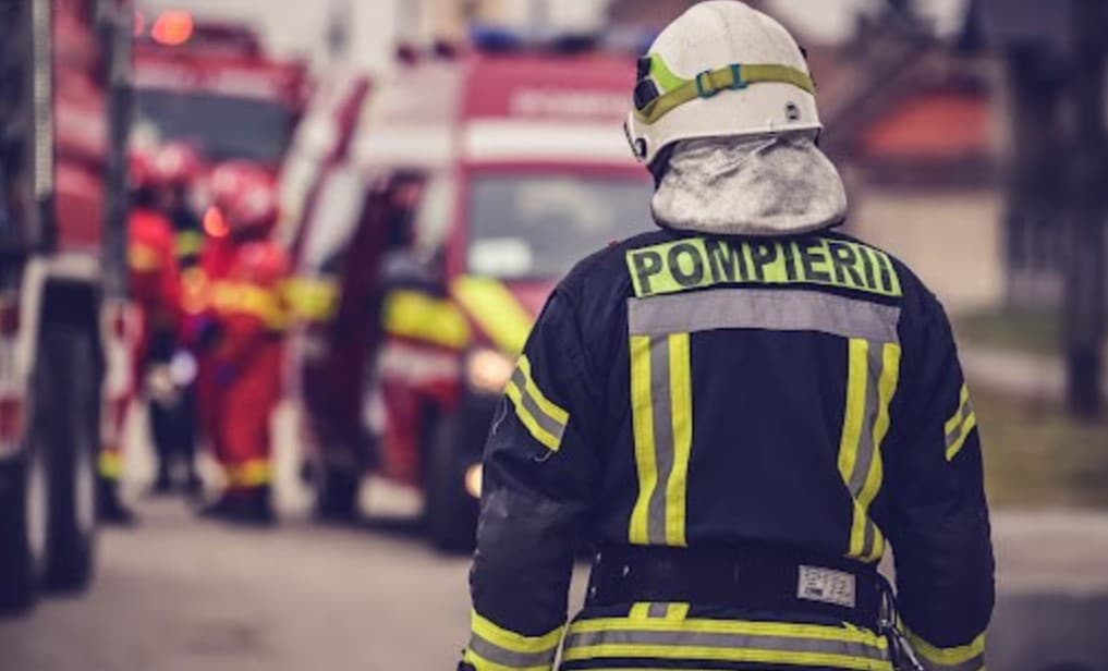 Incendiu la Sîngera. Un bărbat, transportat la spital