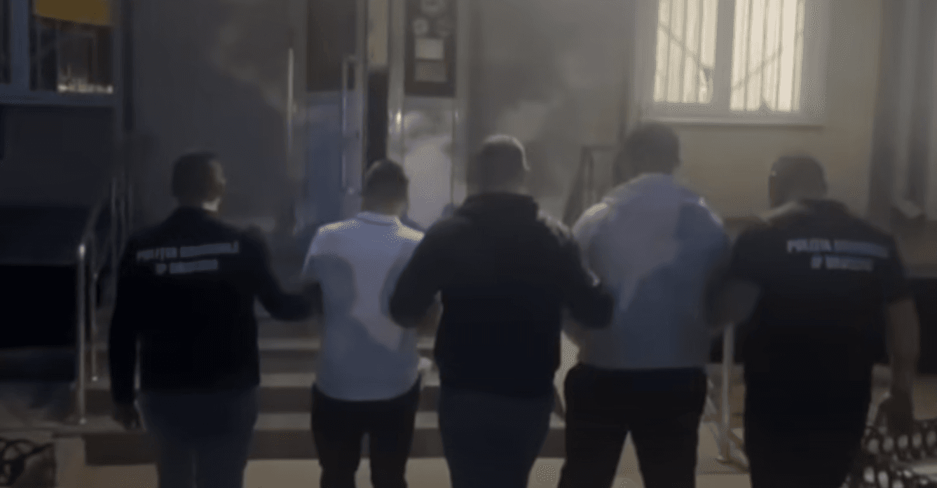 VIDEO // Ar fi înșelat mai mulți oameni de peste 2 milioane de lei. Membrii unei grupări criminale, reținuți pentru escrocherie