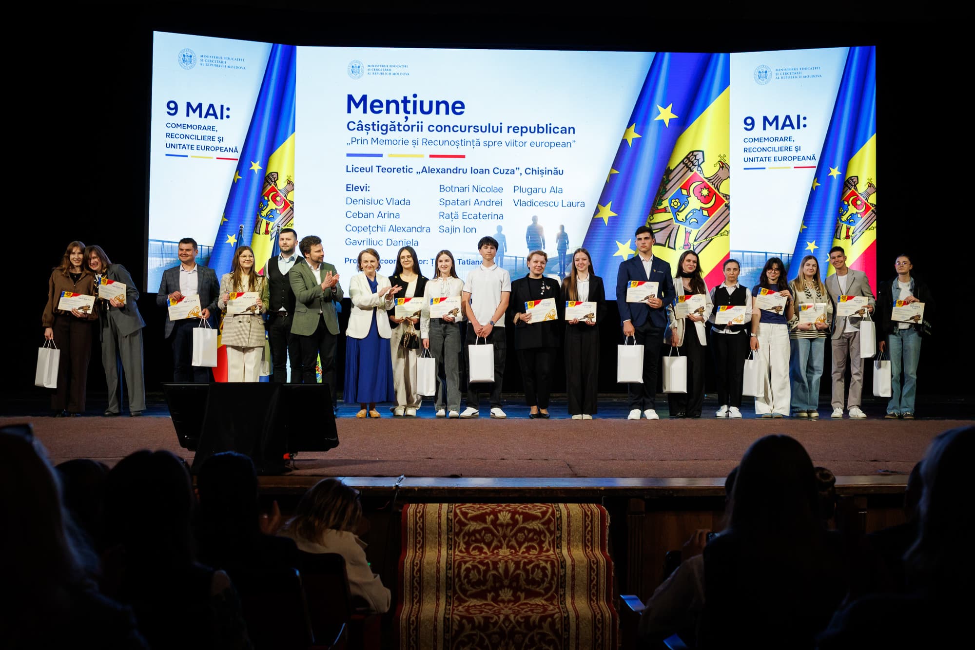 FOTO // Elevii și profesorii câștigători ai concursului dedicat viitorului european al R. Moldova, premiați de Dan Perciun și Iwona Piórko