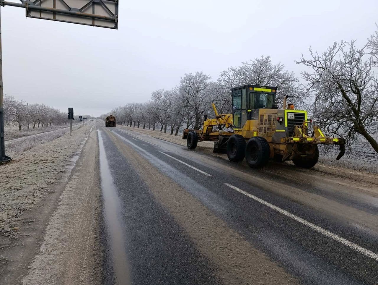 Zeci de mii de tone de antiderapant utilizate pe drumurile naționale iarna trecută