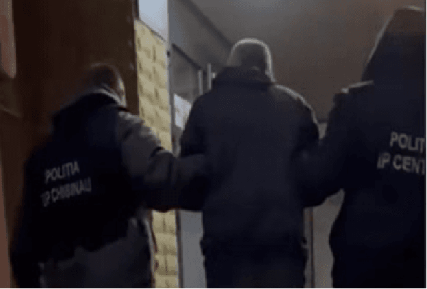 VIDEO // Ar fi agresat și jefuit un adolescent în Chișinău. Suspecții, reținuți