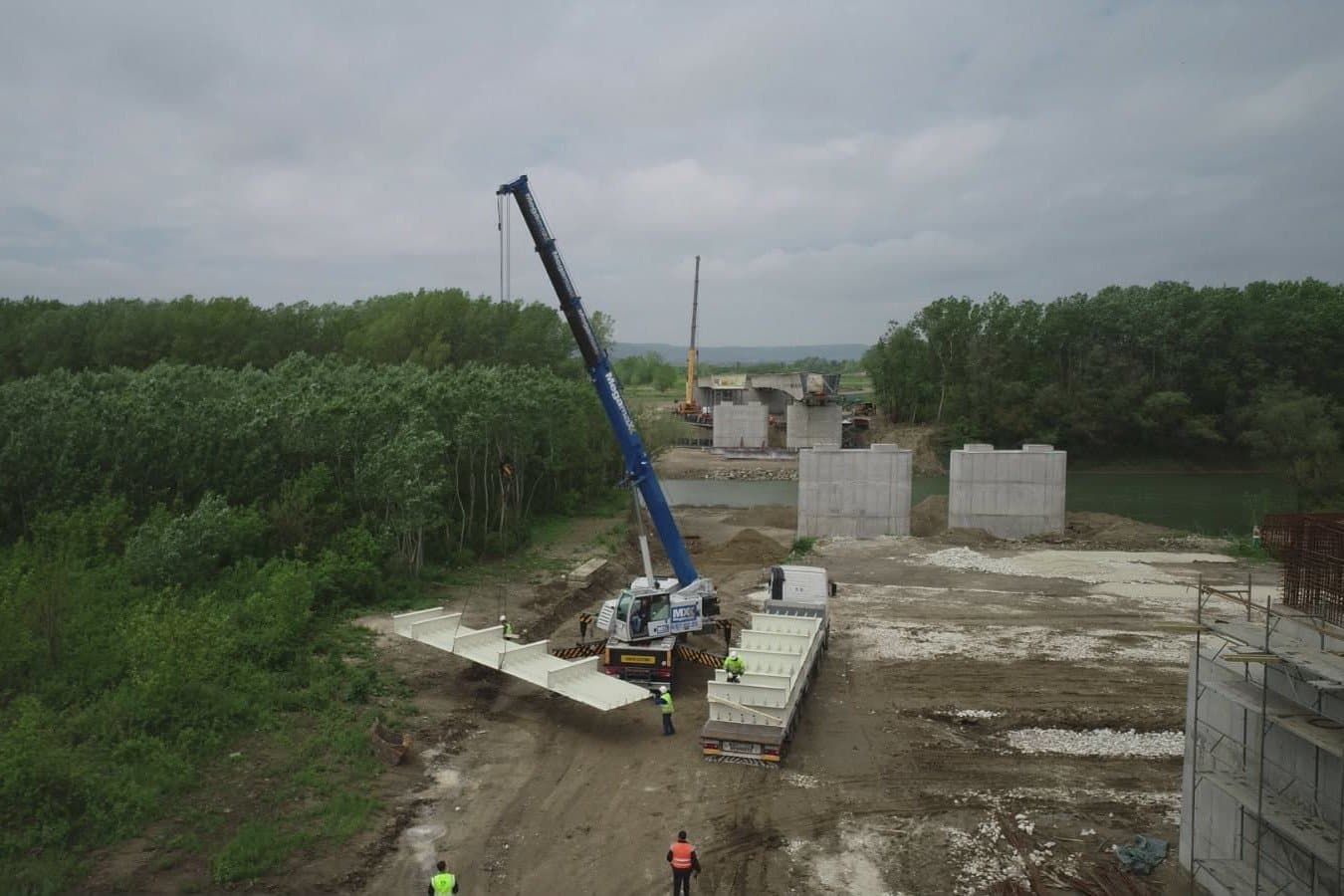 Lucrările de construcție a podului de la Ungheni, executate în proporție de aproape 50%