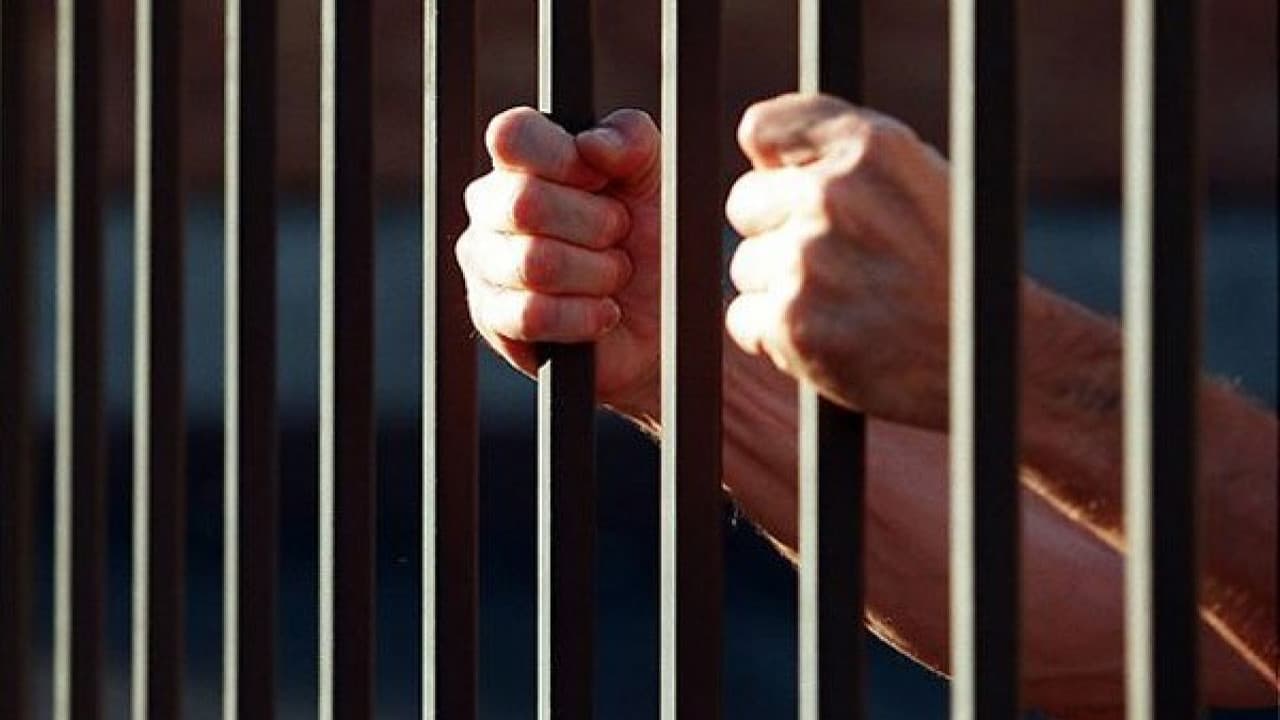 A atacat o casieră și a furat banii dintr-un magazin din Bălți. Un bărbat, condamnat la închisoare