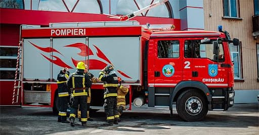 Incendiu pe o stradă din Chișinău. O motocicletă și două mașini, distruse de flăcări