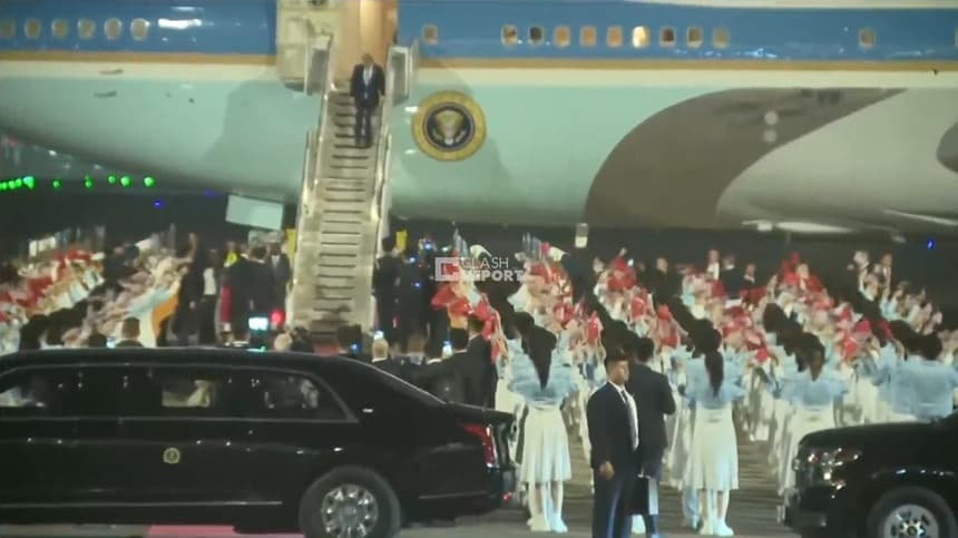 VIDEO // Donald Trump soseşte la Beijing pentru a se întâlni cu omologul său chinez Xi Jinping