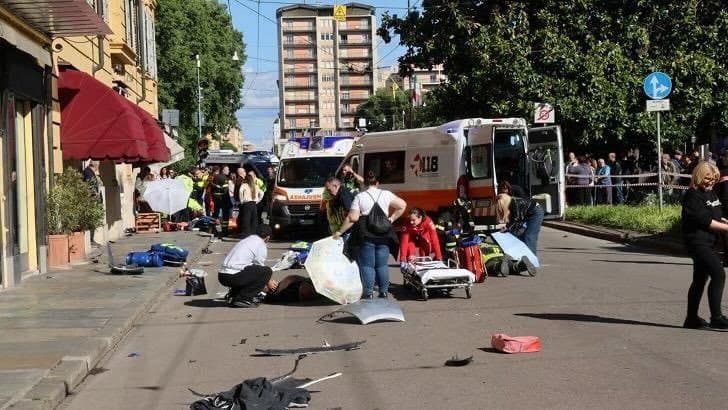Italia // O maşină a intrat într-un grup de pietoni la Modena. Şapte persoane au fost rănite. Două sunt în stare gravă
