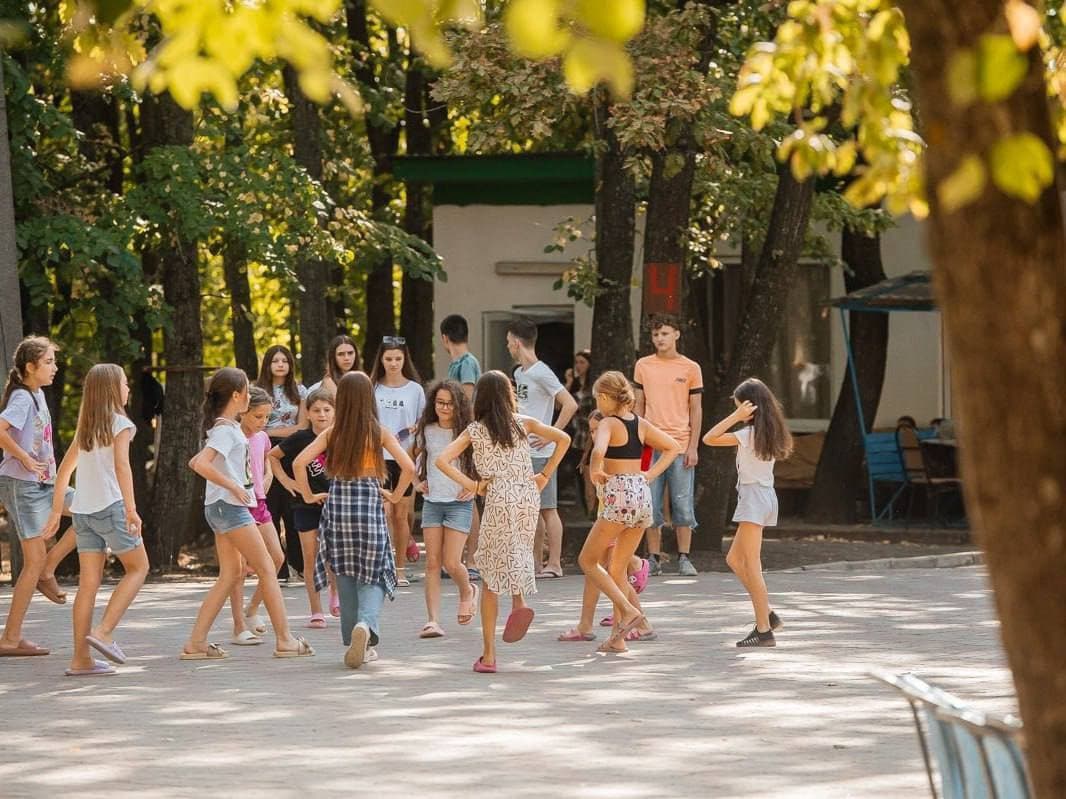 Circa 10 mii de elevi vor merge vara aceasta în tabere subvenționate de Primăria Chișinău