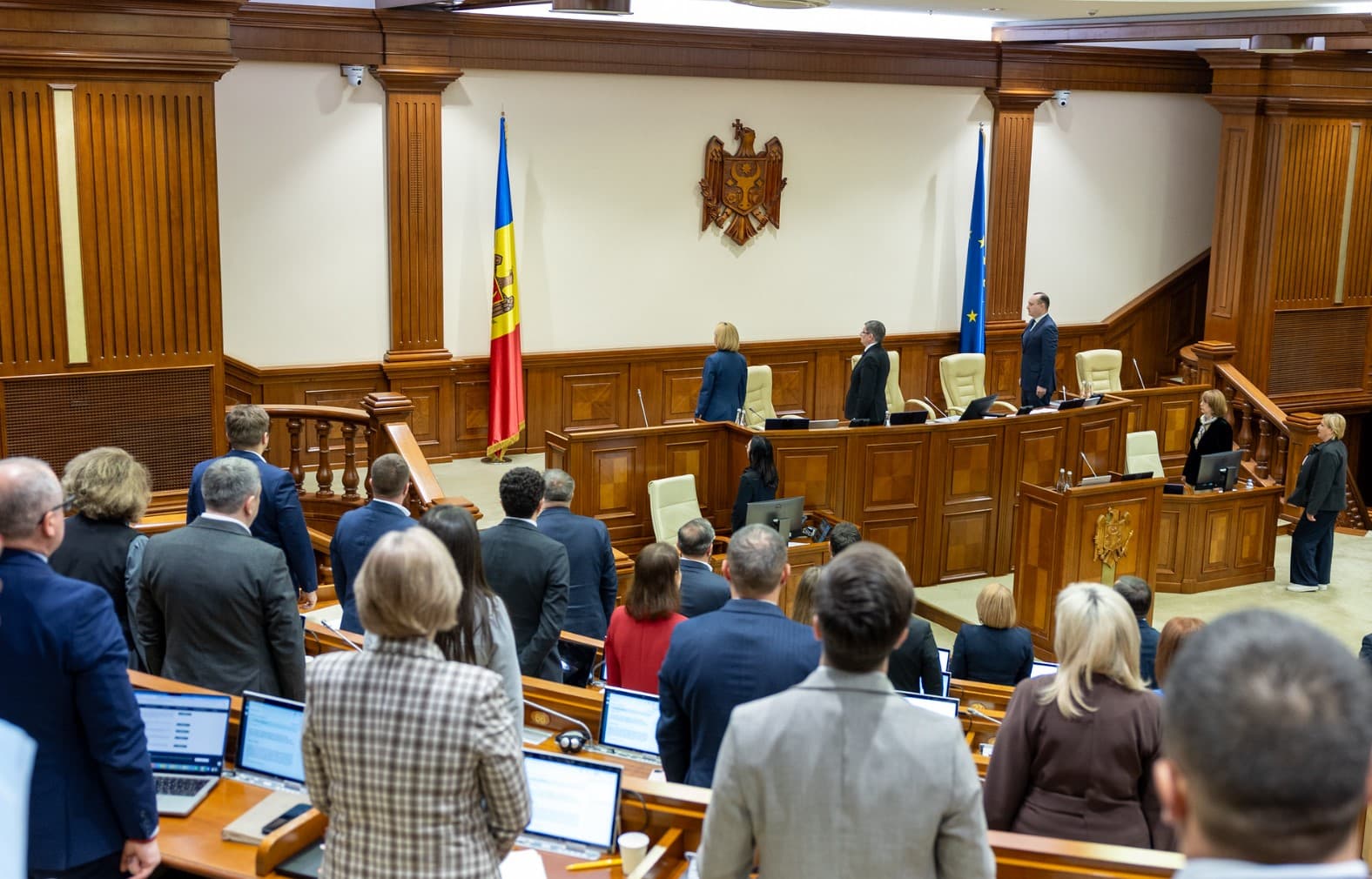Deputații se întrunesc joi în ședința plenară a Parlamentului. Două proiecte cu sigla UE, pe ordinea de zi