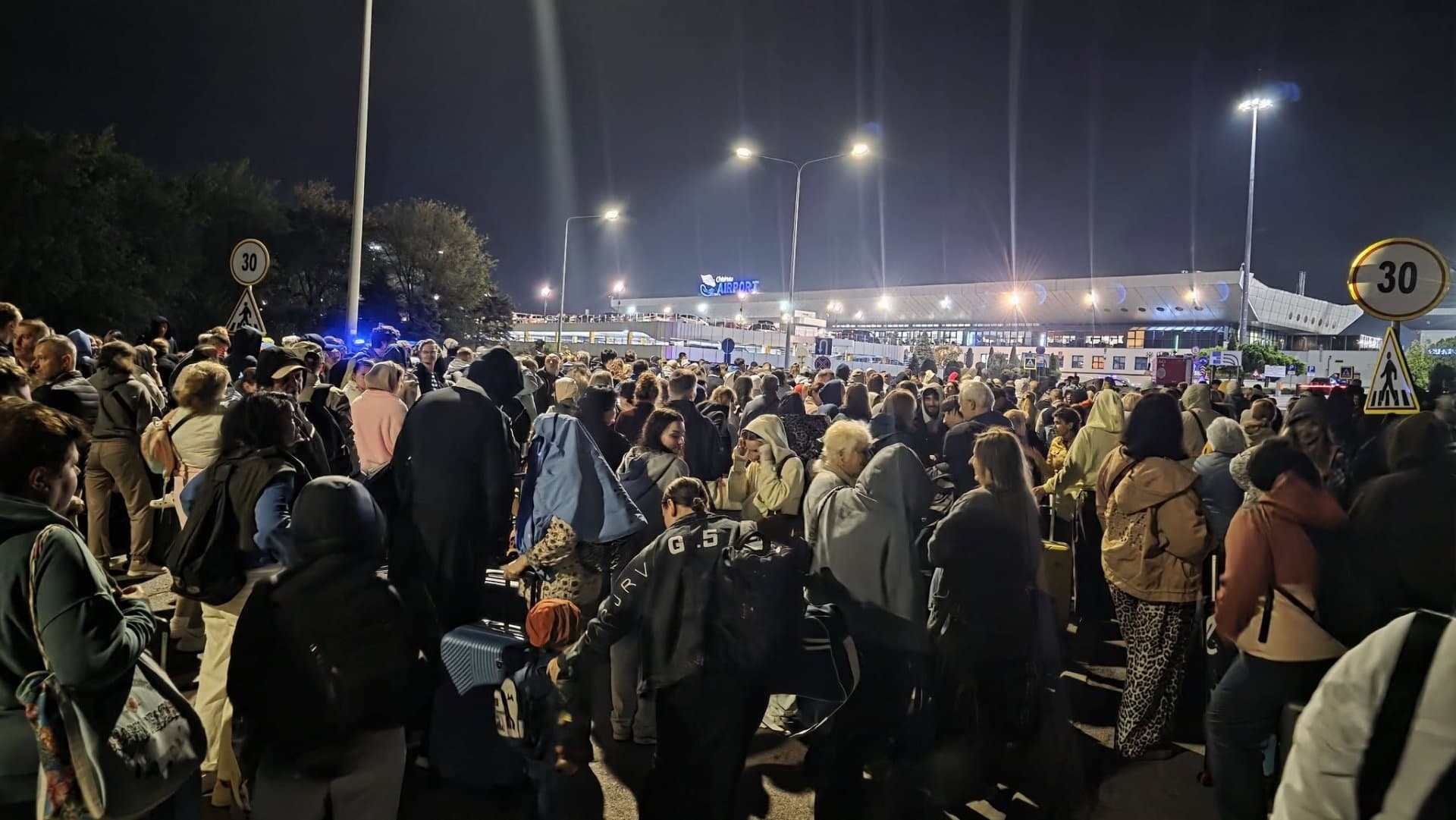 Două alerte cu bombă într-o singură noapte la Aeroportul Chișinău