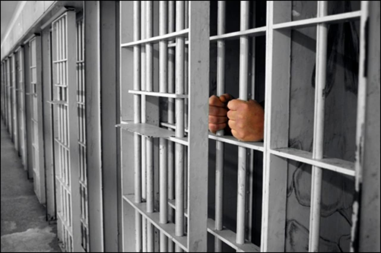 Plasa droguri în ascunzișuri și le vindea prin Telegram. Un tânăr, condamnat la șapte ani de detenție