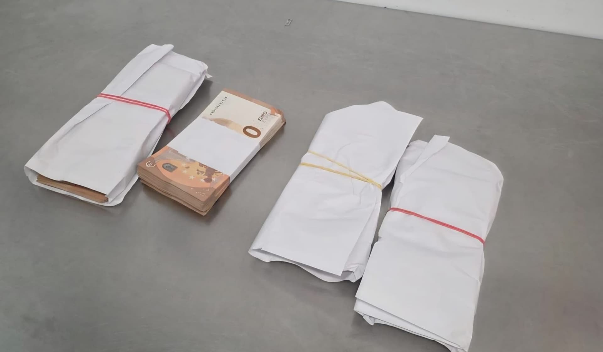 FOTO // A încercat să plece din R. Moldova cu 26 mii de euro. O cetățeană străină, documentată