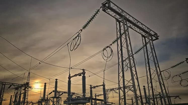 Ministerul Energiei anunță deconectări avariate ale liniilor electrice de 400 kV. Consumatorii rămân alimentați cu energie electrică