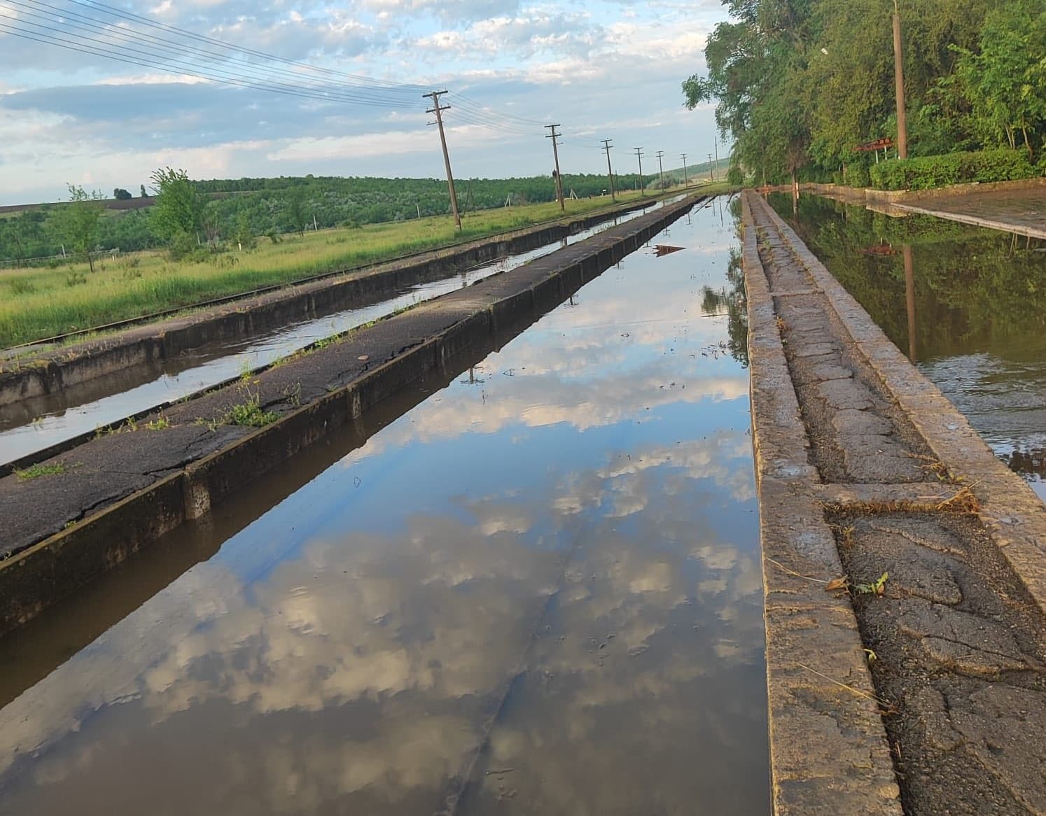 Ploile abundente au provocat deconectări, blocaje rutiere și perturbări ale circulației feroviare