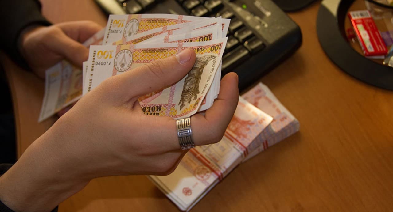 Depozitele în lei, principala formă de economisire și în luna aprilie, cu aproape 70% din total