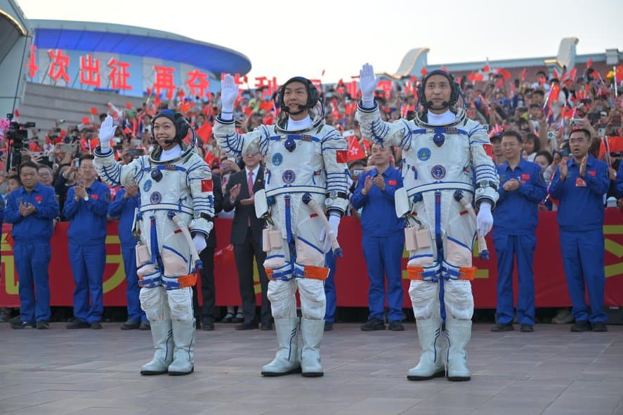 China a trimis trei astronauţi la staţia sa spaţială. Unul va rămâne acolo un an / Beijingul vrea ca până în 2030 să trimită un echipaj pe Lună